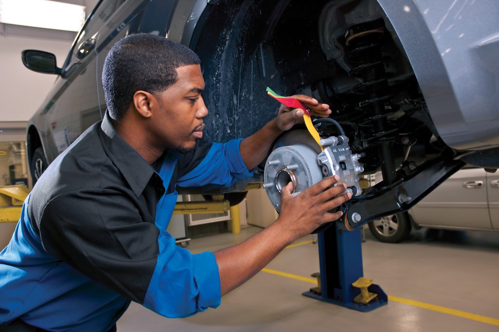 Expert servicing vehicle