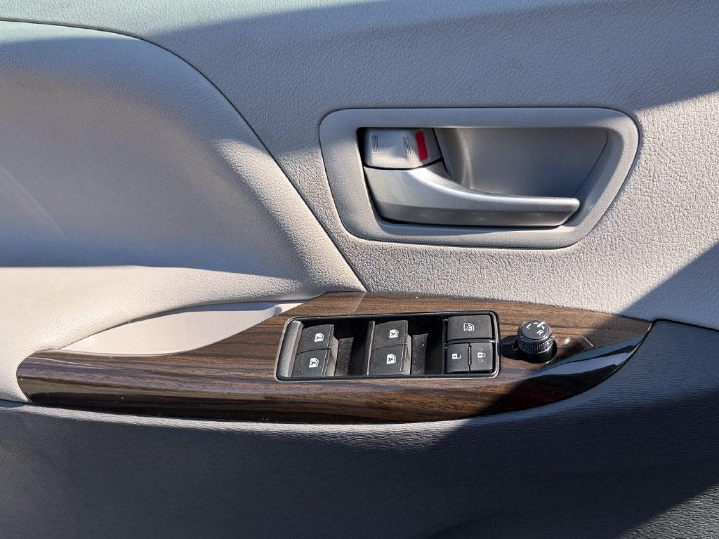 2017 Toyota Sienna XLE 8 Passenger