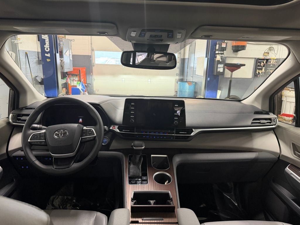 2022 Toyota SIENNA XLE XLE