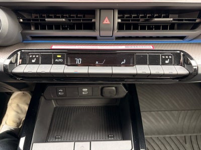 2024 Toyota PRIUS XLE