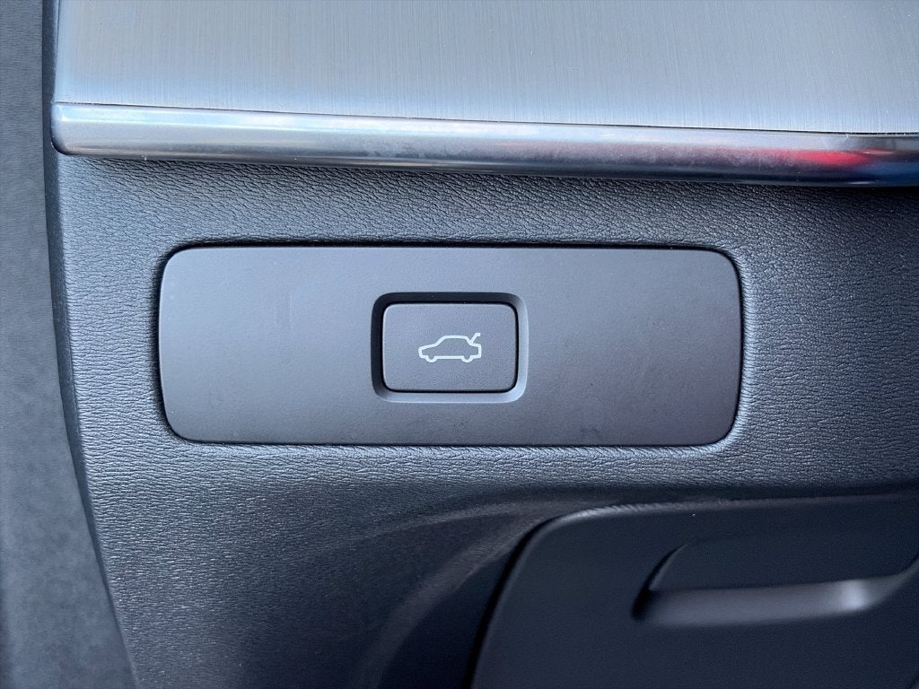 2025 Volvo XC90 B5 Core