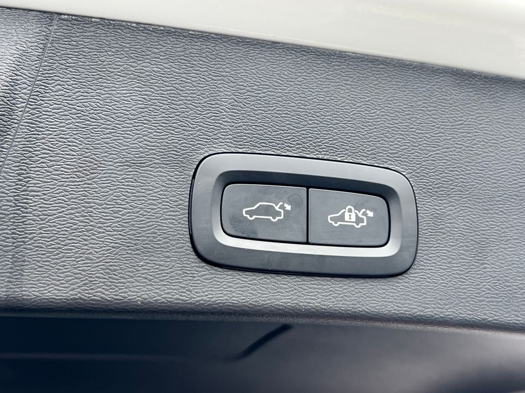 2023 Volvo XC40 Plus Bright Theme